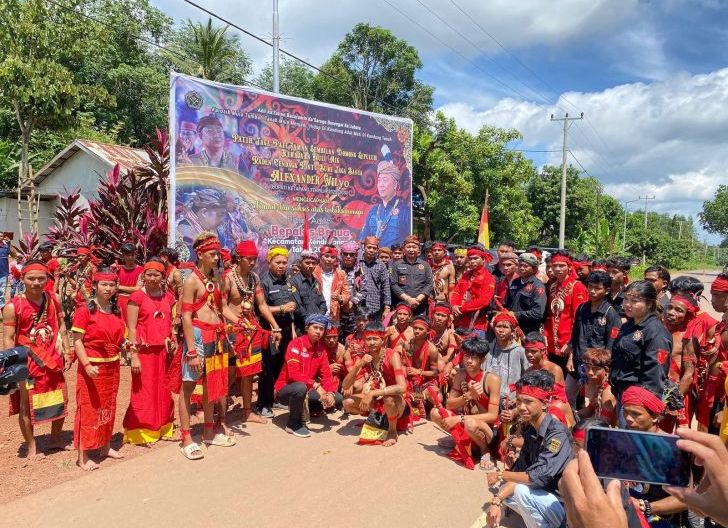 Hadiri Penutupan Gawai Dayak Bapalas Binua, Alex Dapat Gelar Raden Cendaga Payong Negeri Membuluh Lima Jelai Sekayuk Kendawangan