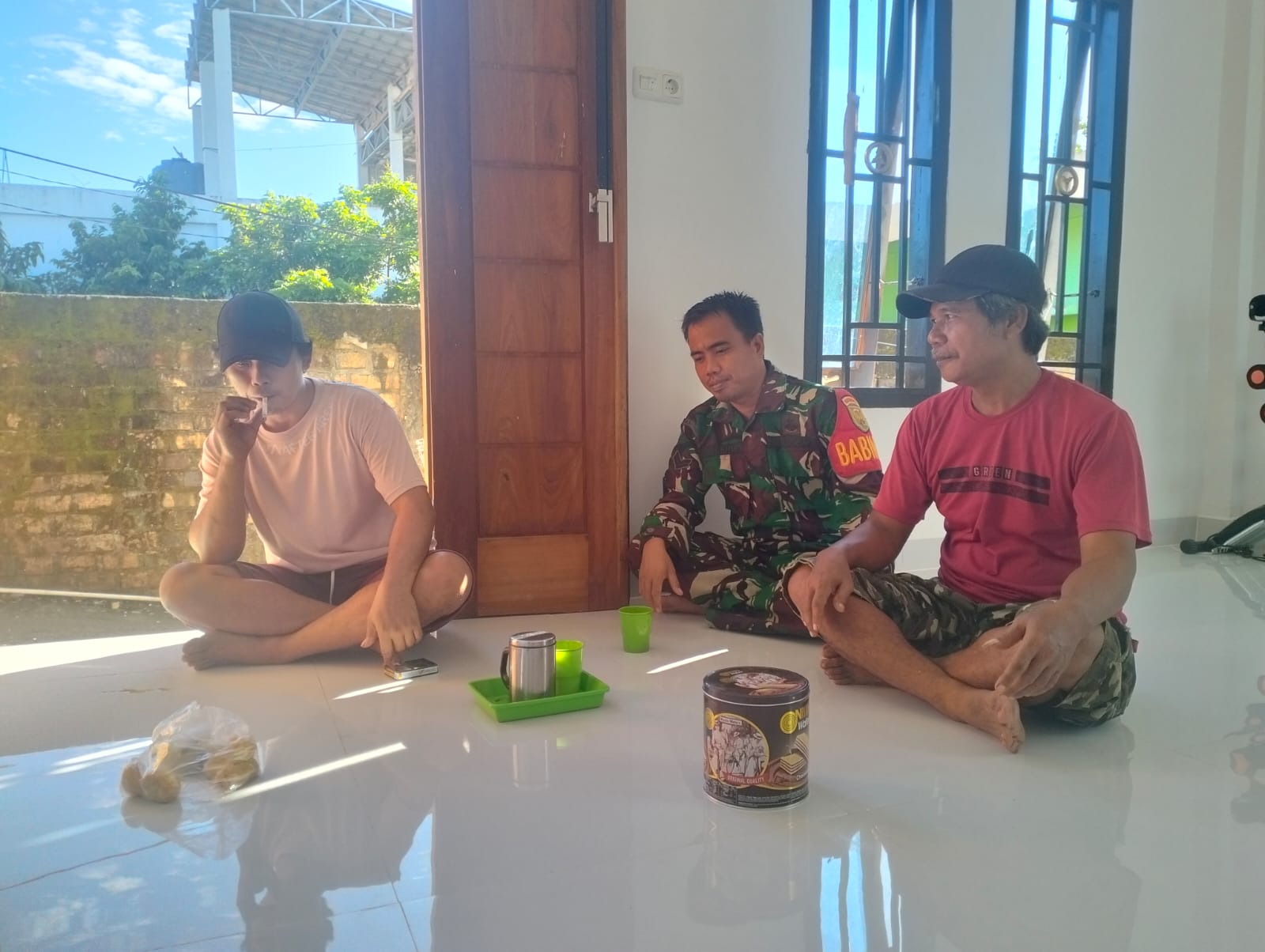 Babinsa Koramil 404-05/TE Komsos dengan Warga Desa Lesung Batu, Ajak Jaga Silaturahmi dan Keamanan Lingkungan
