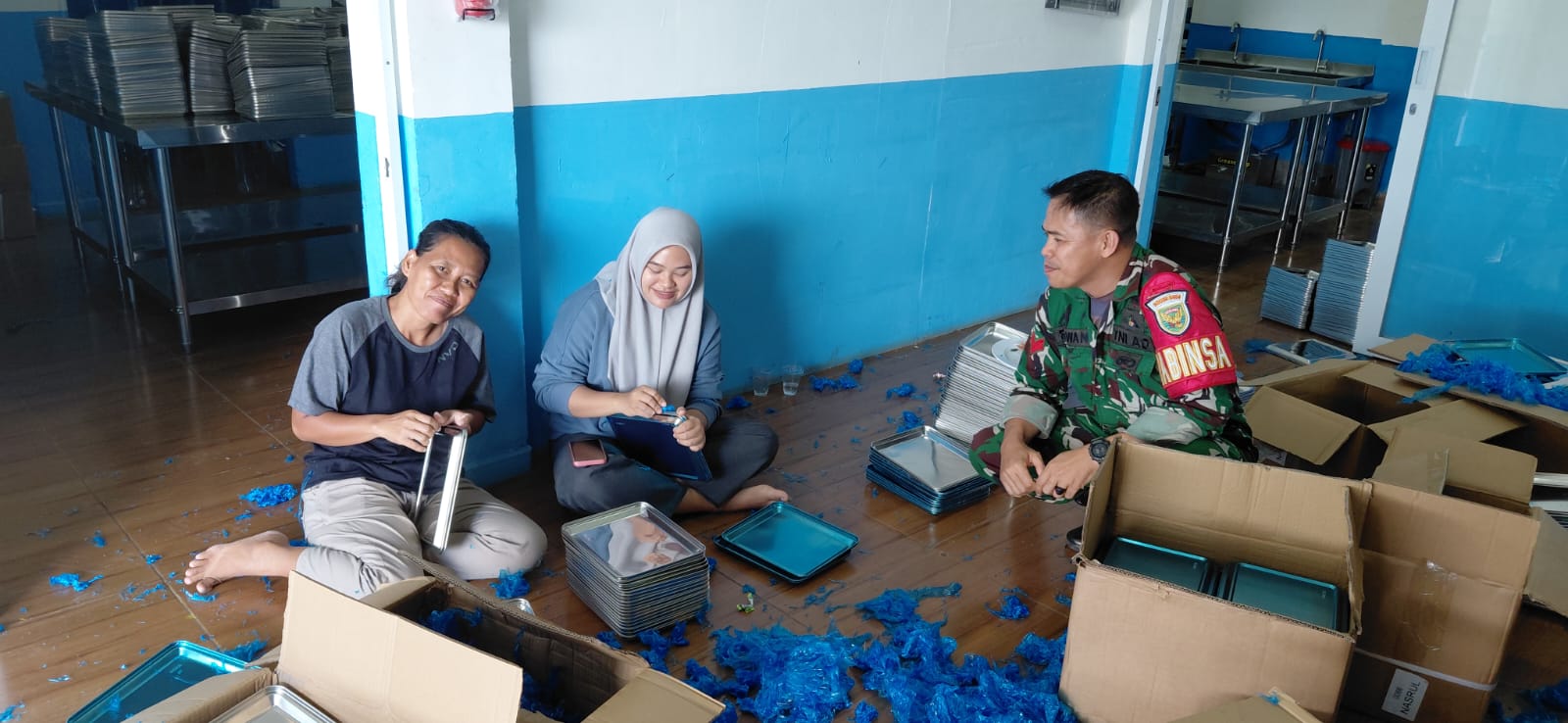 Babinsa Koramil 404-05/TE Komsos Bersama Warga Desa Penyandingan, Berikan Motivasi Semangat Kerja
